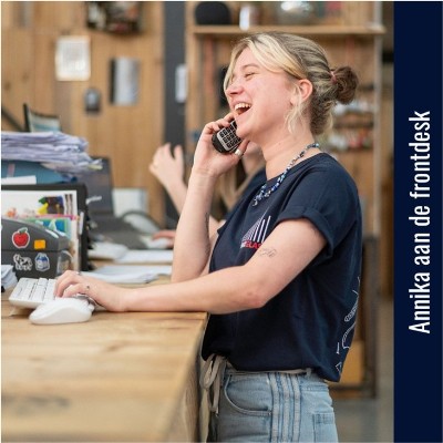 Annika front desk glasinlood