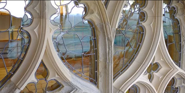kerk met glas-in-lood ramen glas-in-lood